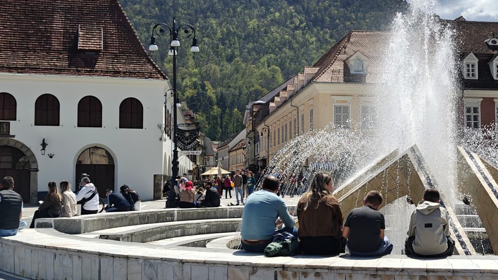 Fontein op Piata Sfatului Brasov Roemenië