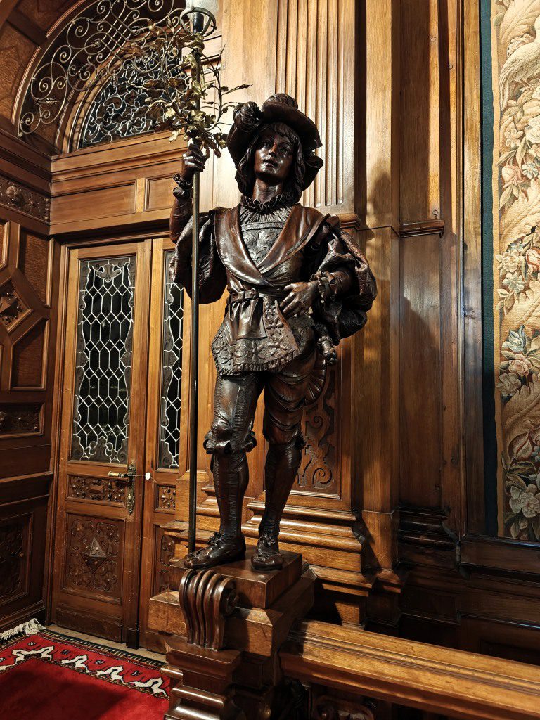 Houten beeld in Peles Castle Senaia Roemenië