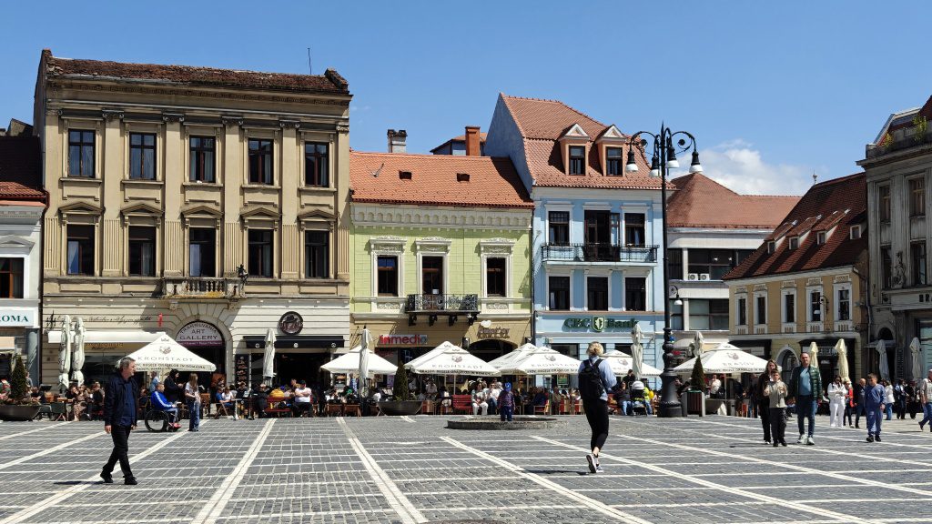 Kleurrijk Piata Sfatului Brasov