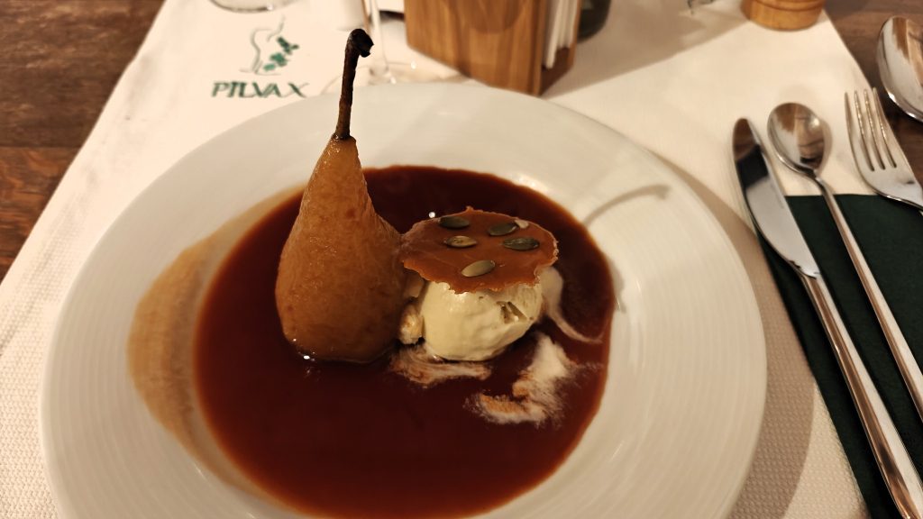 Lekker toetje met peer en gorgonzola ijs bij Pilvax in Brasov