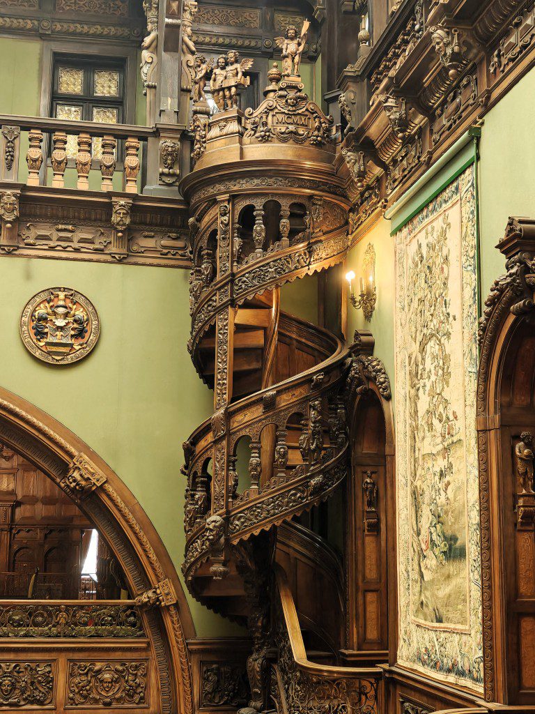 Prachtige houten wenteltrap in Peles Castle Transsylvanië