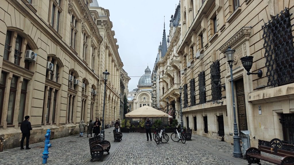 Straatbeeld in het oude centrum van Boekarest Roemenië