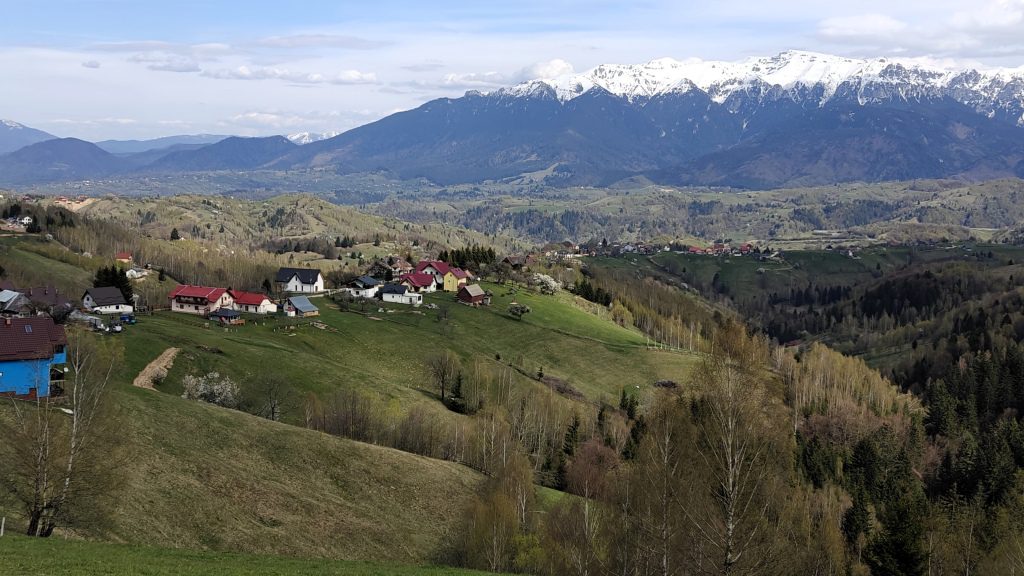 Uitzicht op Magura en Bucegi Mountains in Transsylvanië