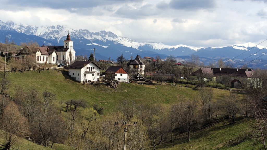 Uitzicht op kerk van Magura en Bucegi Mountains in de Karpaten