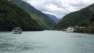 Boottocht over Koman meer in Albanië