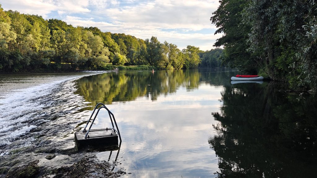De avond valt bij de Kolpa rivier in Bela Krajina Slovenië