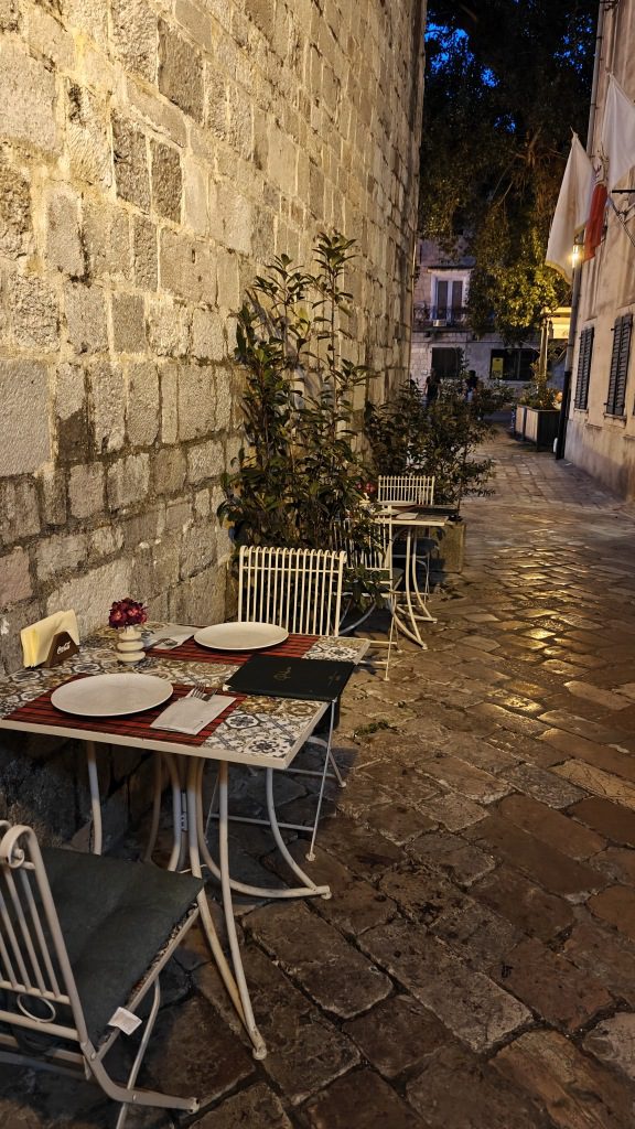 Kotor Old Town in de avond