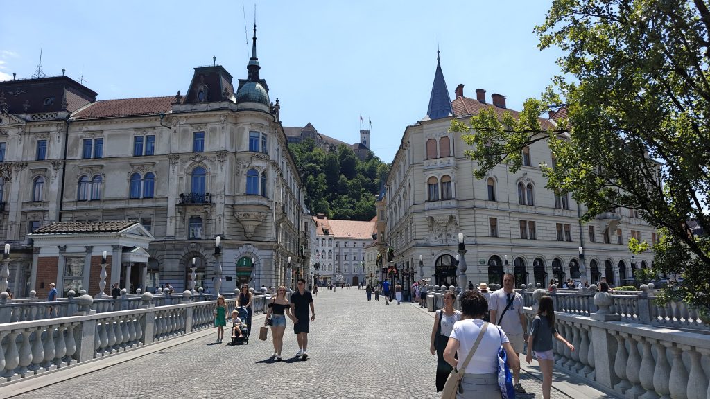 Triple Bridge met uitzicht op Kasteel van Ljubljana