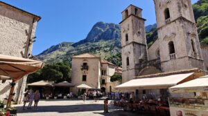 De oude ommuurde stad van Kotor