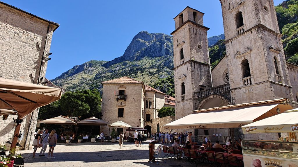 De oude ommuurde stad van Kotor