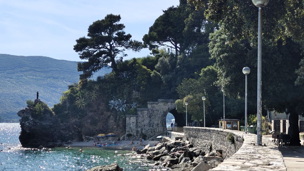 Herceg Novi Montenegro spoortunnel in de boulevard