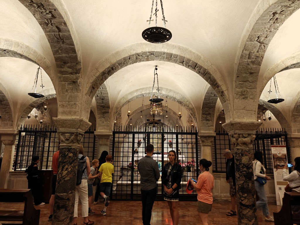 Basilica de San Nicola Bari interieur crypte