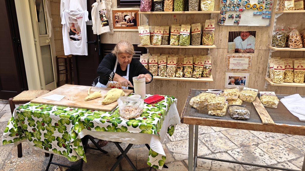 De beroemde dames van Via Arco Basso maken orechiette op straat