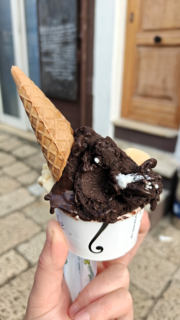 Foodtour Bari Gelateria Gentile ijsje met chocola en kaneel