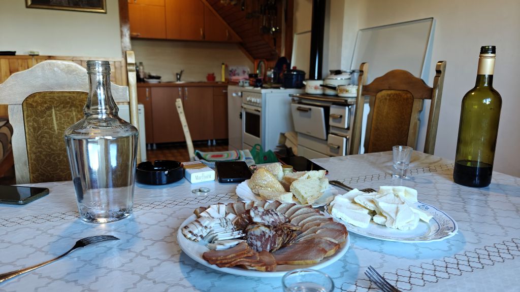 Vlees kaas en spek bij onze homestay in Durmitor National Park Koliba